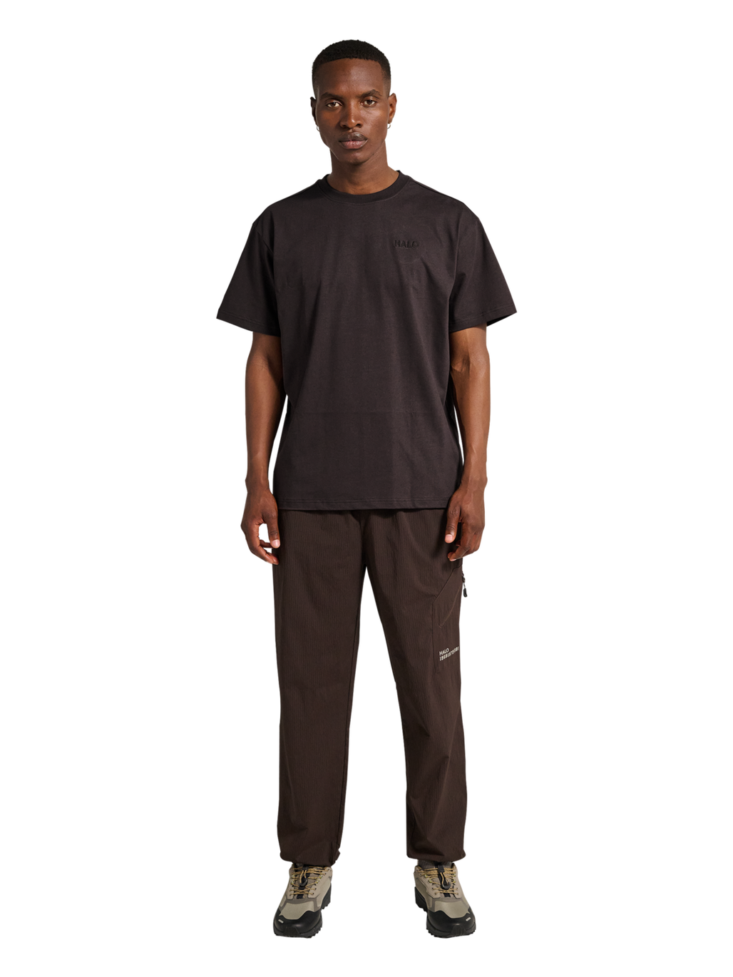 HALO LOGO T-SHIRT, CHOCOLATE TORTE, model