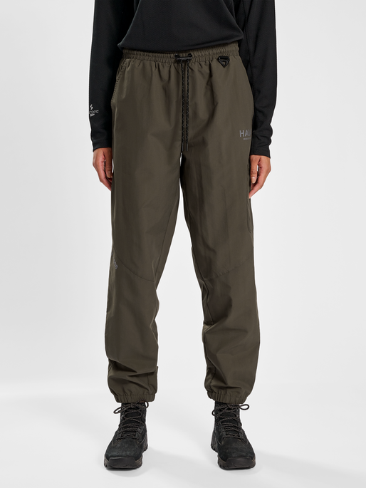 HALO COMBAT PANTS, MAJOR BROWN, model