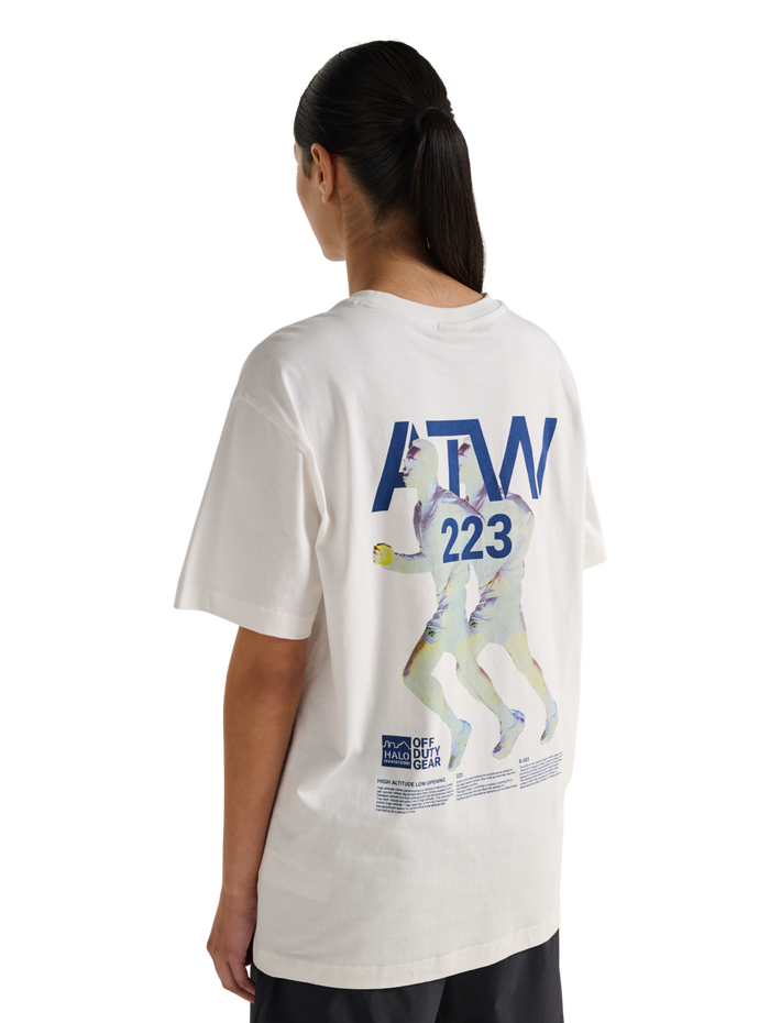 HALO GRAPHIC T-SHIRT, MARSHMALLOW/ASTRAL AURA, model