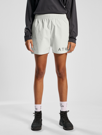 HALO SHORTS, PUMICE STONE, model