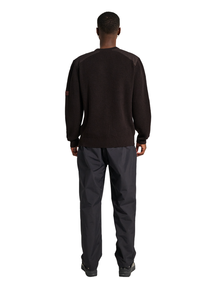 HALO WOOL CREW KNIT, CHOCOLATE TORTE, model