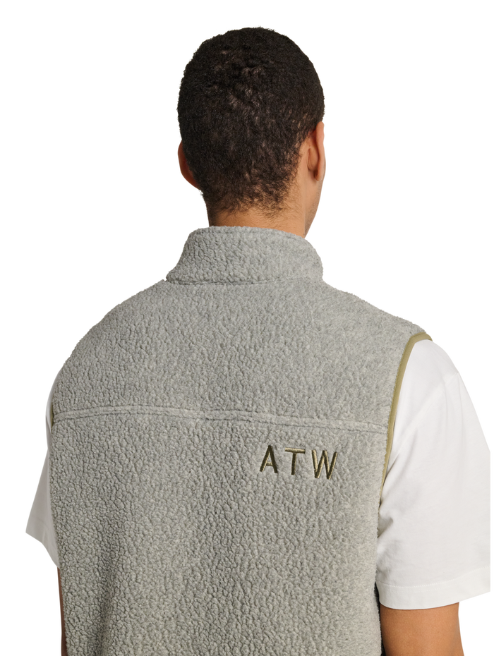 HALO MOVE POLARTEC FLEECE VEST, TURTLEDOVE, model