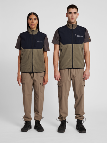 HALO BLOCKED FLEECE VEST, MOREL, model