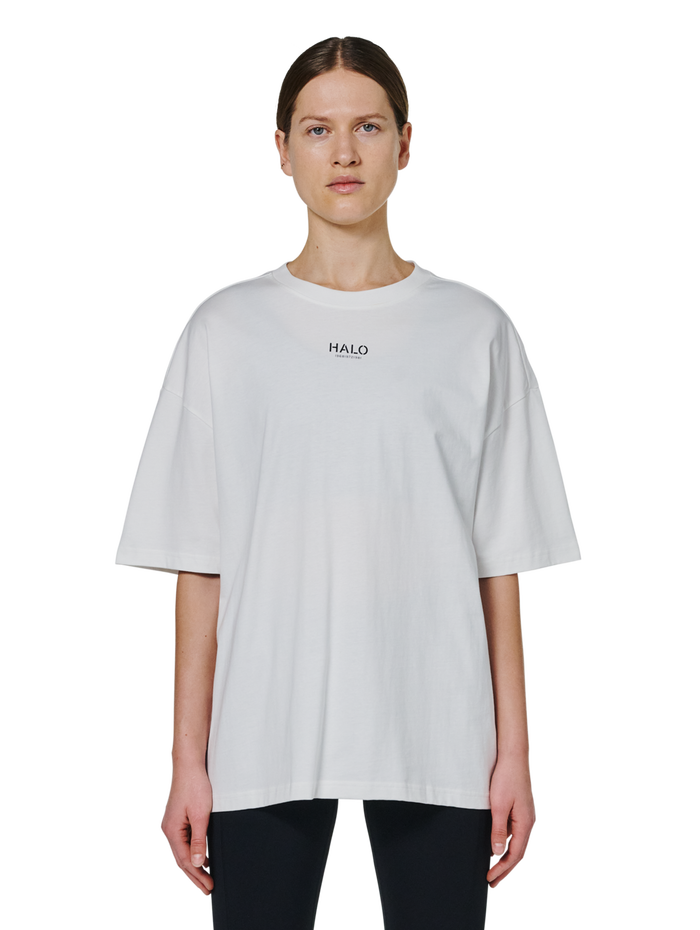 HALO GRAPHIC BOXY T-SHIRT, MARSHMALLOW/DEEP WELL, model
