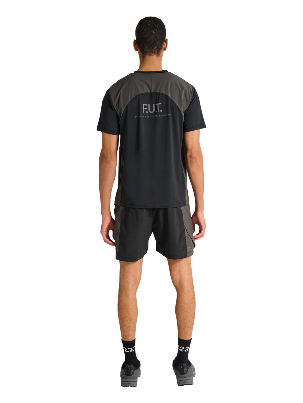 HALO DIVISION T-SHIRT, BLACK, model