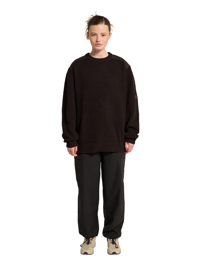 HALO WOOL CREW KNIT, CHOCOLATE TORTE, model