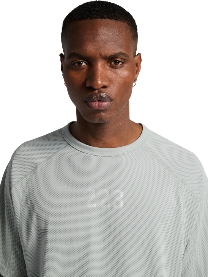 HALO SORONA BOXY T-SHIRT, STORM GRAY, model