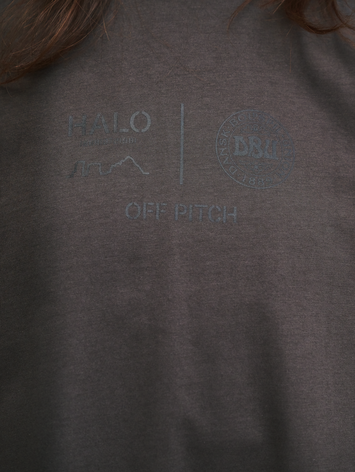 HALO DBU BOXY T-SHIRT, RAVEN, model