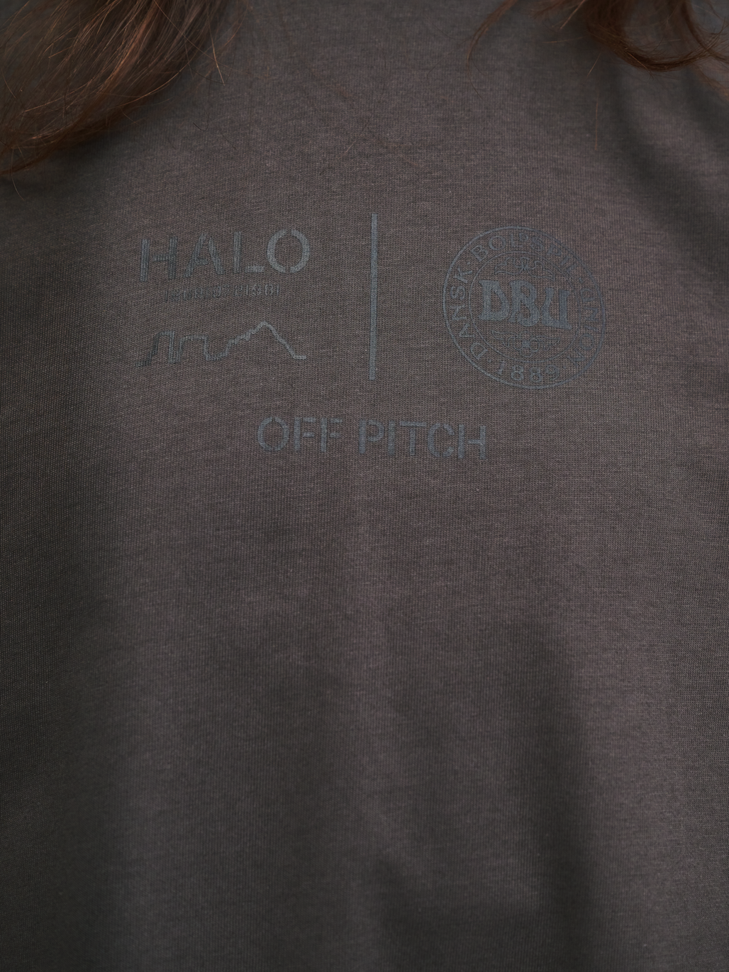 HALO DBU BOXY T-SHIRT, RAVEN, model