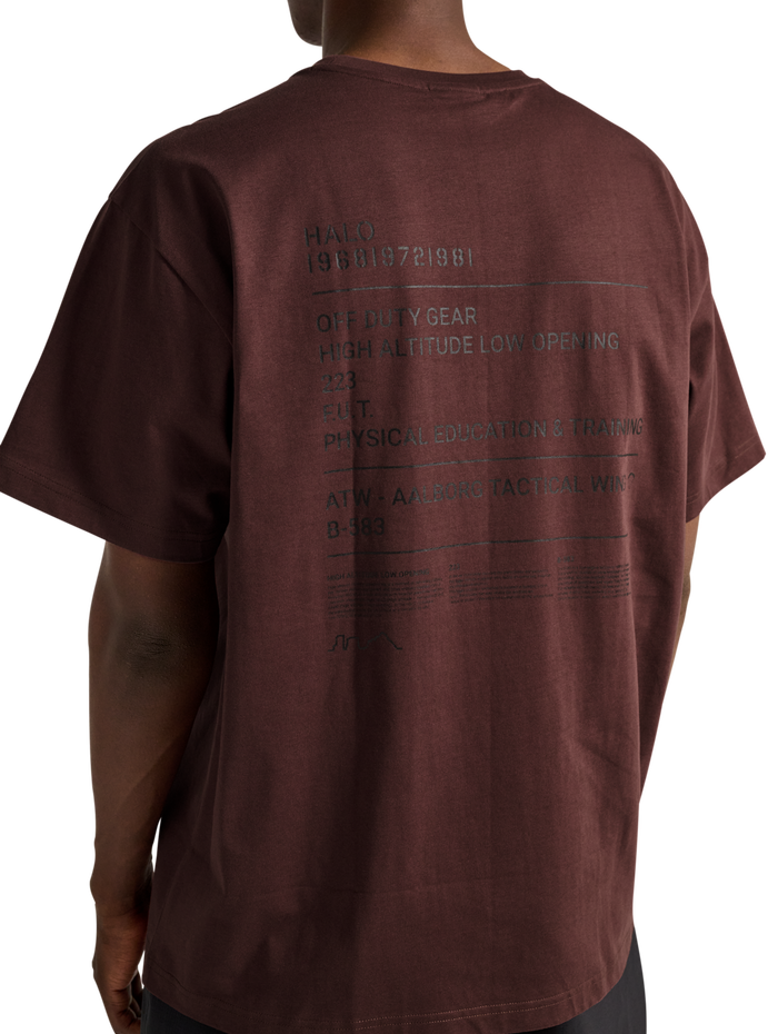 HALO GRAPHIC T-SHIRT, BITTER CHOCOLATE, model