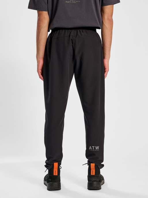 HALO TRAINING PANTS, BLACK, model