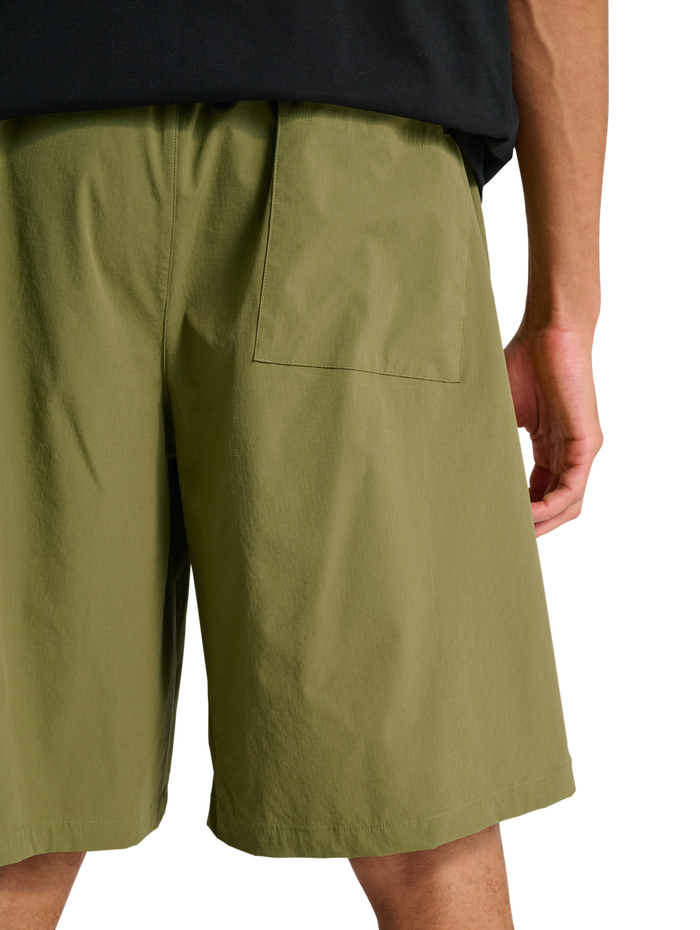 HALO MOVE SHORTS, OLIVE DRAB, model