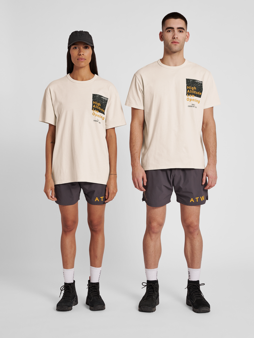 HALO GRAPHIC TEE, SILVER BIRCH, model