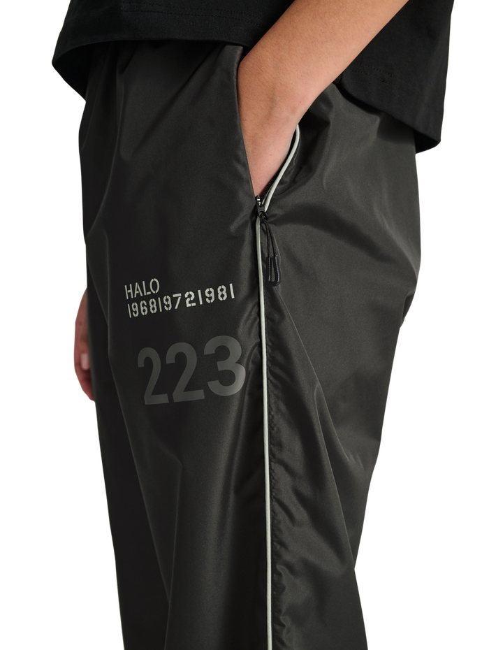 HALO STEEL TRACKSUIT PANTS, RAVEN, model