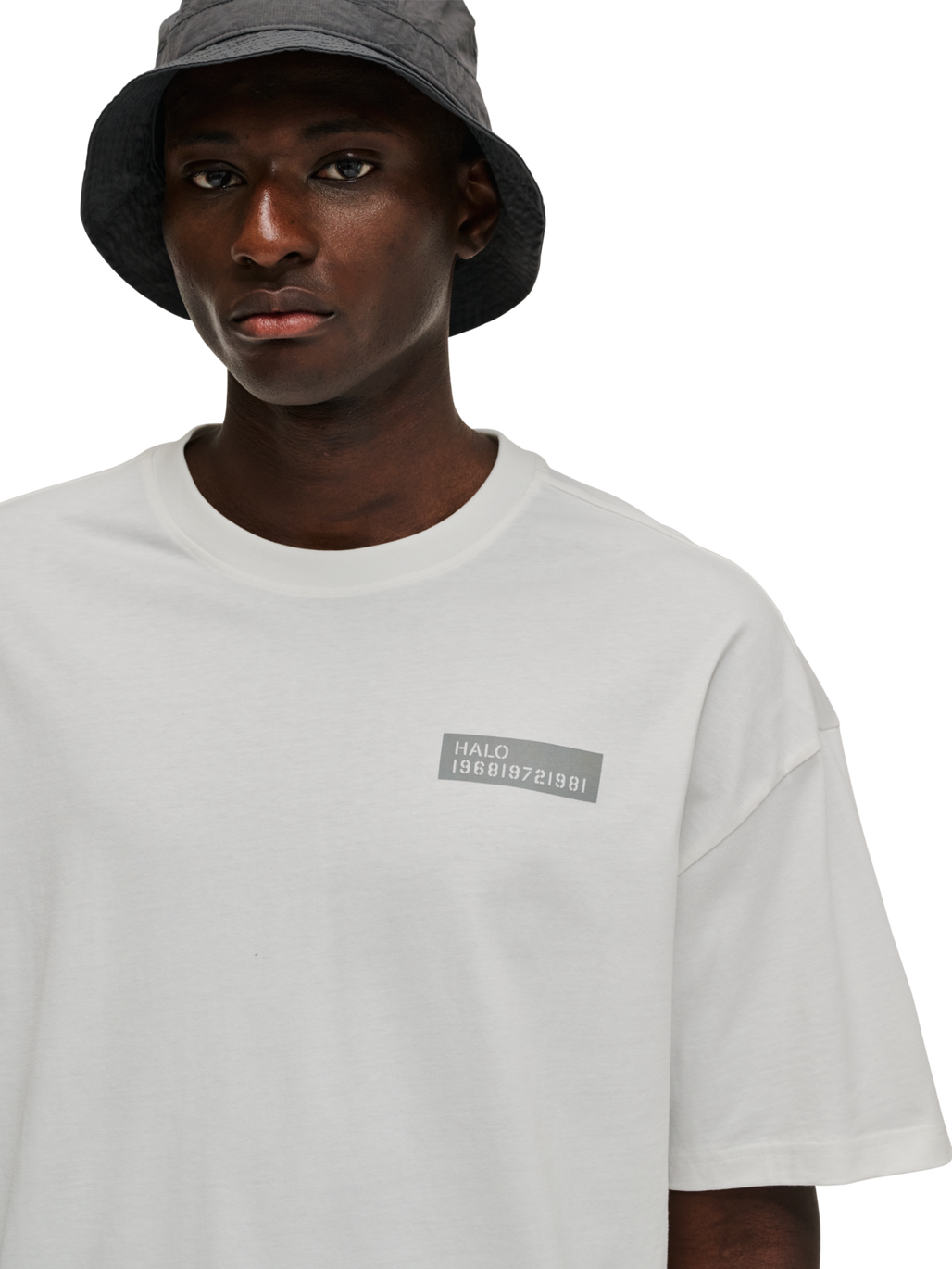 HALO GRAPHIC BOXY T-SHIRT, MARSHMALLOW/GRIFFIN/GRIFFIN, model