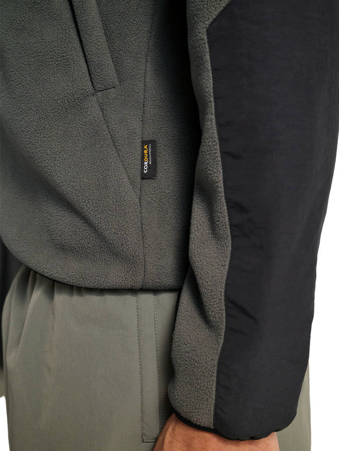 HALO BLOCKED ZIP FLEECE, GUNMETAL, model
