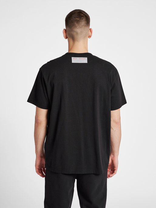 HALO SINNERS TEE, BLACK, model