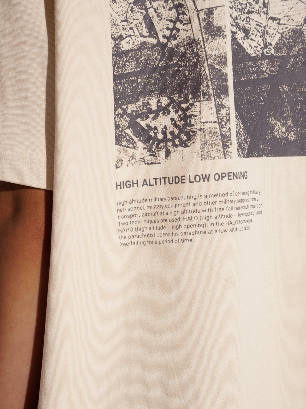 HALO MAP T-SHIRT, OYSTER GRAY, model