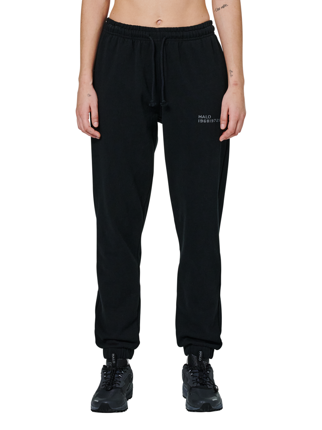 HALO ESSENTIAL SWEATPANTS, BLACK, model