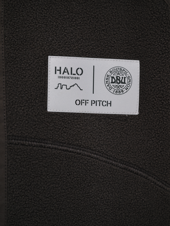 HALO DBU PANELED FLEECE JACKET, RAVEN, model
