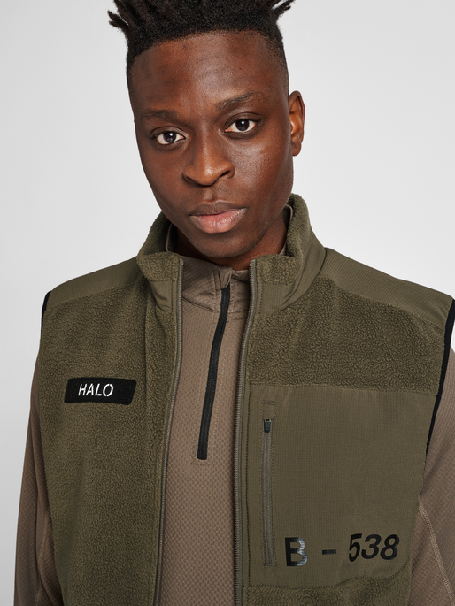 HALO TEDDY FLEECE VEST, MAJOR BROWN, model