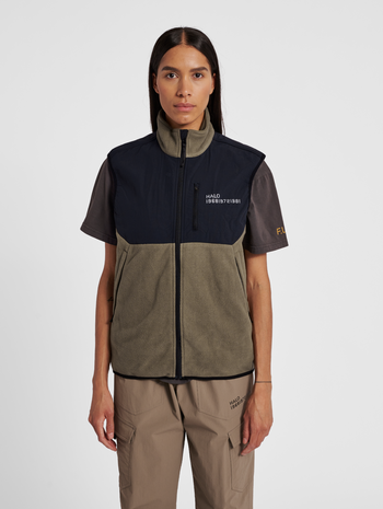 HALO BLOCKED FLEECE VEST, MOREL, model