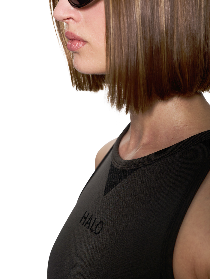 HALO WOMENS SEAMLESS TOP, BLACK, model