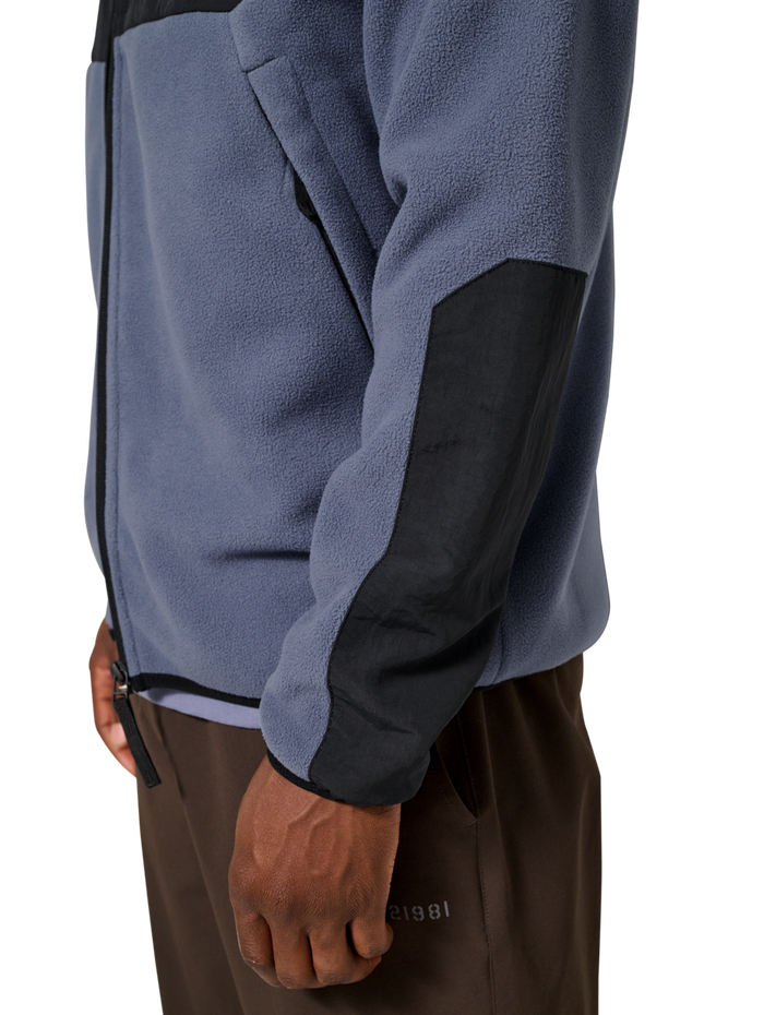 HALO BLOCKED ZIP FLEECE, GRISAILLE, model