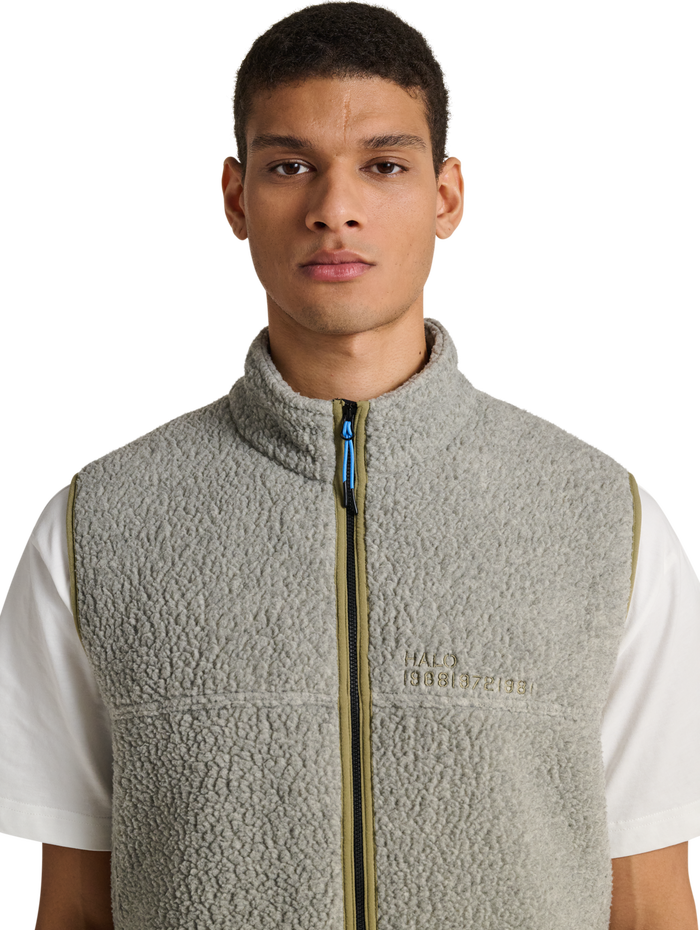 HALO MOVE POLARTEC FLEECE VEST, TURTLEDOVE, model