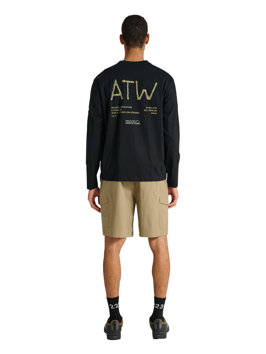 HALO GRAPHIC LS T-SHIRT, BLACK, model