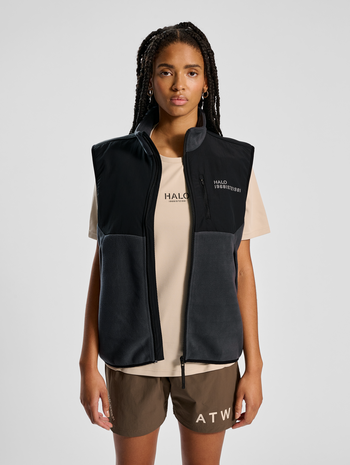HALO BLOCKED FLEECE VEST, EBONY, model