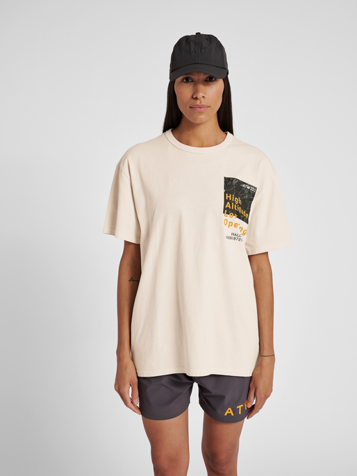 HALO GRAPHIC TEE, SILVER BIRCH, model