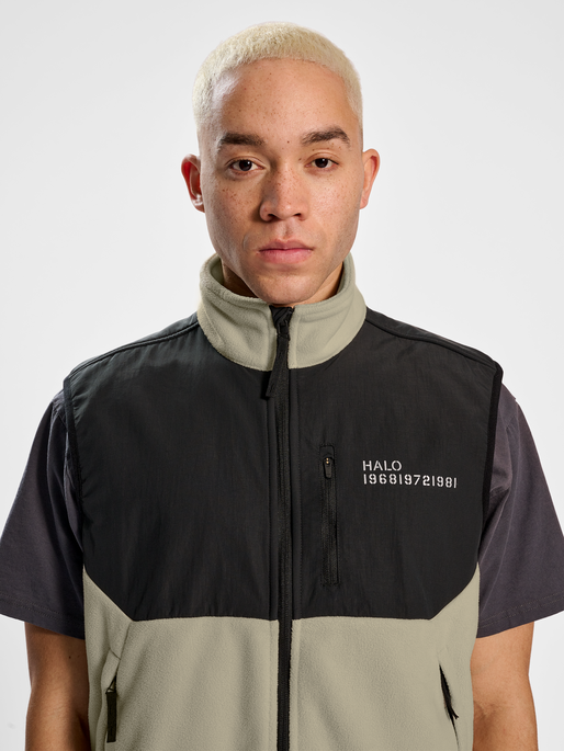 HALO BLOCKED FLEECE VEST, OYSTER GRAY, model