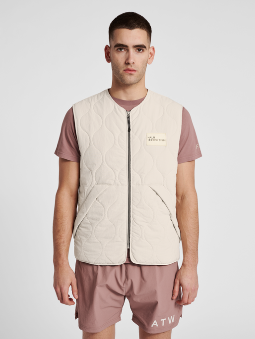 HALO QUILTED VEST, SILVER BIRCH, model