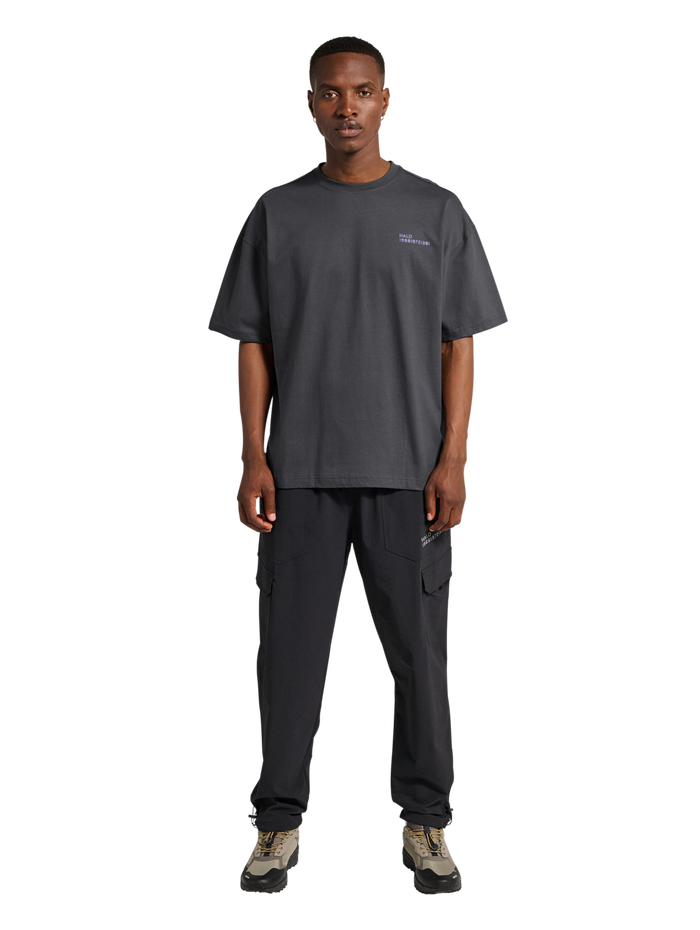 HALO GRAPHIC BOXY T-SHIRT, ASPHALT/NEON BLUE, model