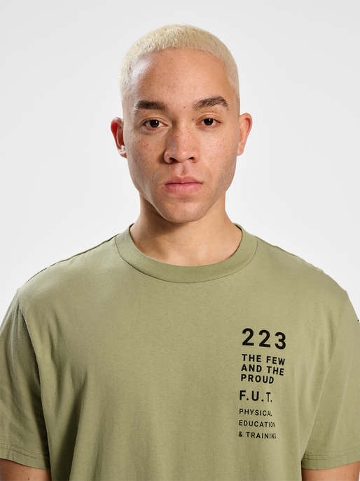 HALO LOGO T-SHIRT, GRAY GREEN, model