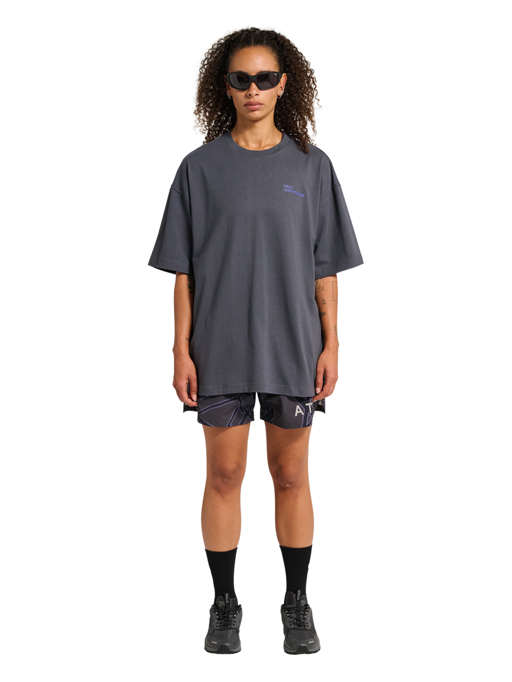 HALO GRAPHIC BOXY T-SHIRT, ASPHALT/NEON BLUE, model