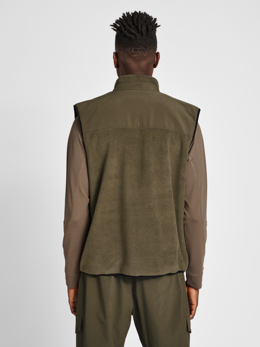 HALO TEDDY FLEECE VEST, MAJOR BROWN, model