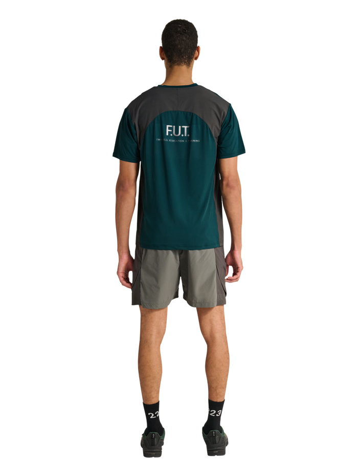 HALO DIVISION T-SHIRT, SEA MOSS, model