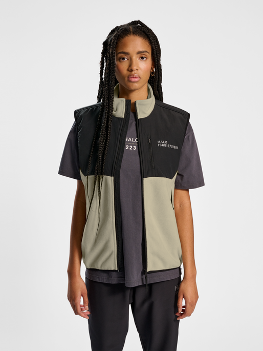 HALO BLOCKED FLEECE VEST, OYSTER GRAY, model