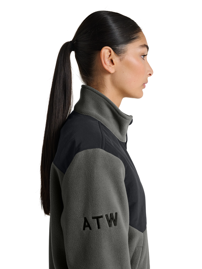 HALO BLOCKED ZIP FLEECE, GUNMETAL, model