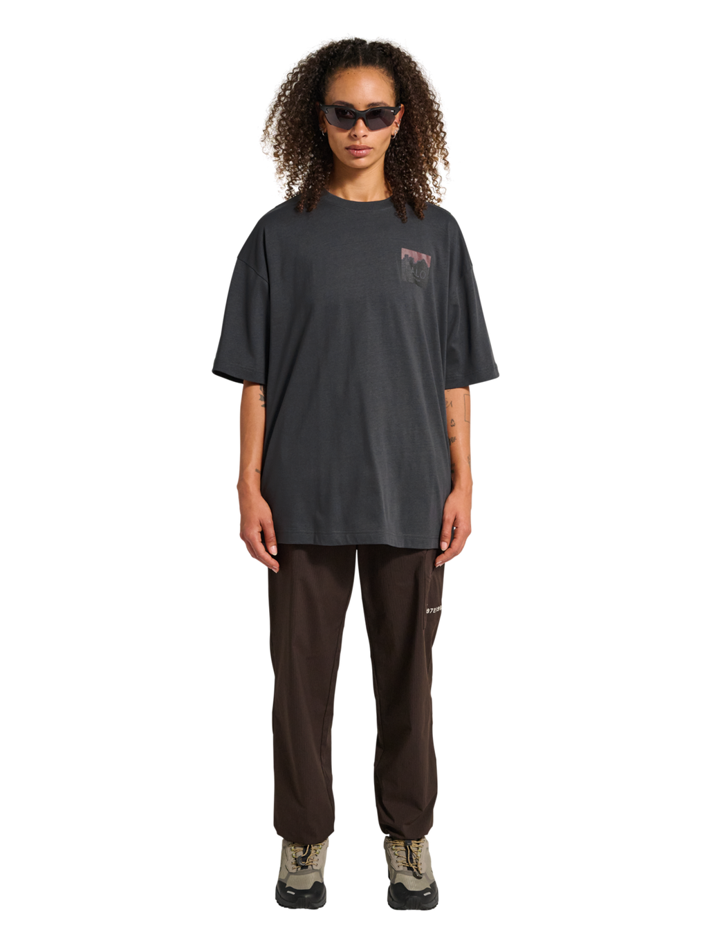 HALO GRAPHIC BOXY T-SHIRT, ASPHALT/ASPHALT, model