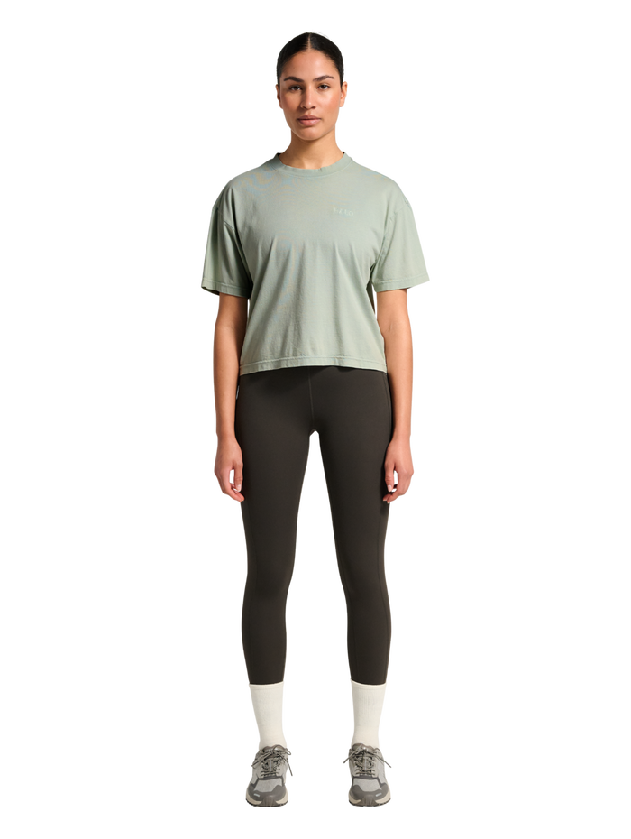 HALO WOMEN LOGO T-SHIRT 2.0, STORM GRAY, model