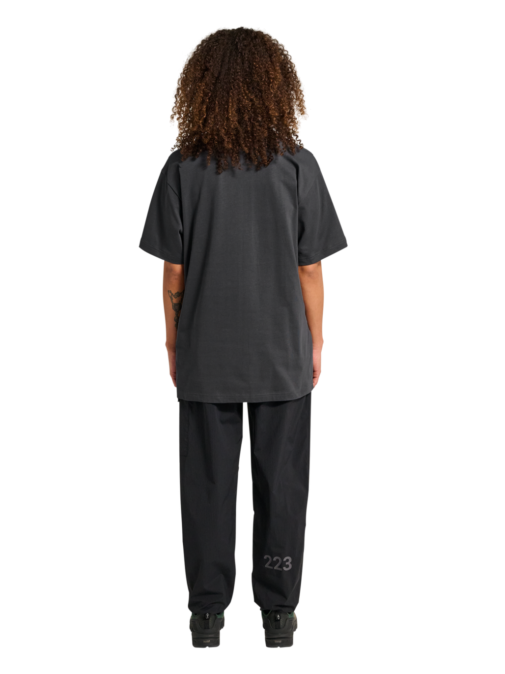 HALO LOGO T-SHIRT, ASPHALT, model
