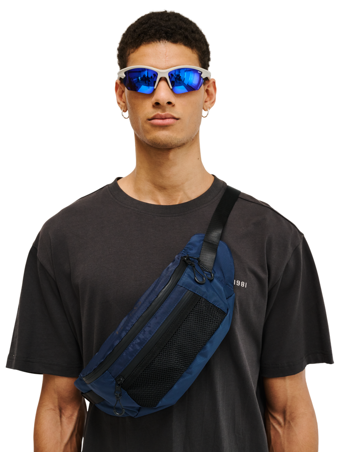 HALO CROSSBODY BAG, DEEP WELL, model