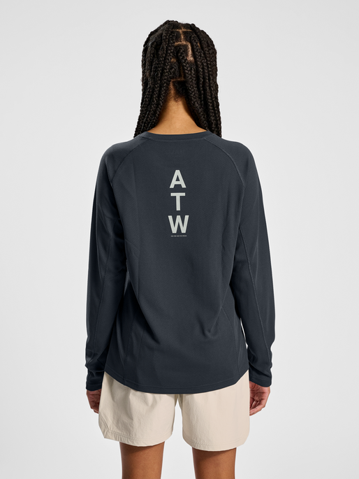 HALO SORONA TRAINING T-SHIRT L/S, EBONY, model