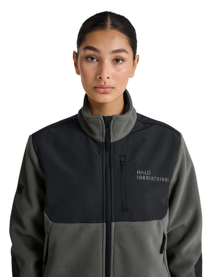 HALO BLOCKED ZIP FLEECE, GUNMETAL, model