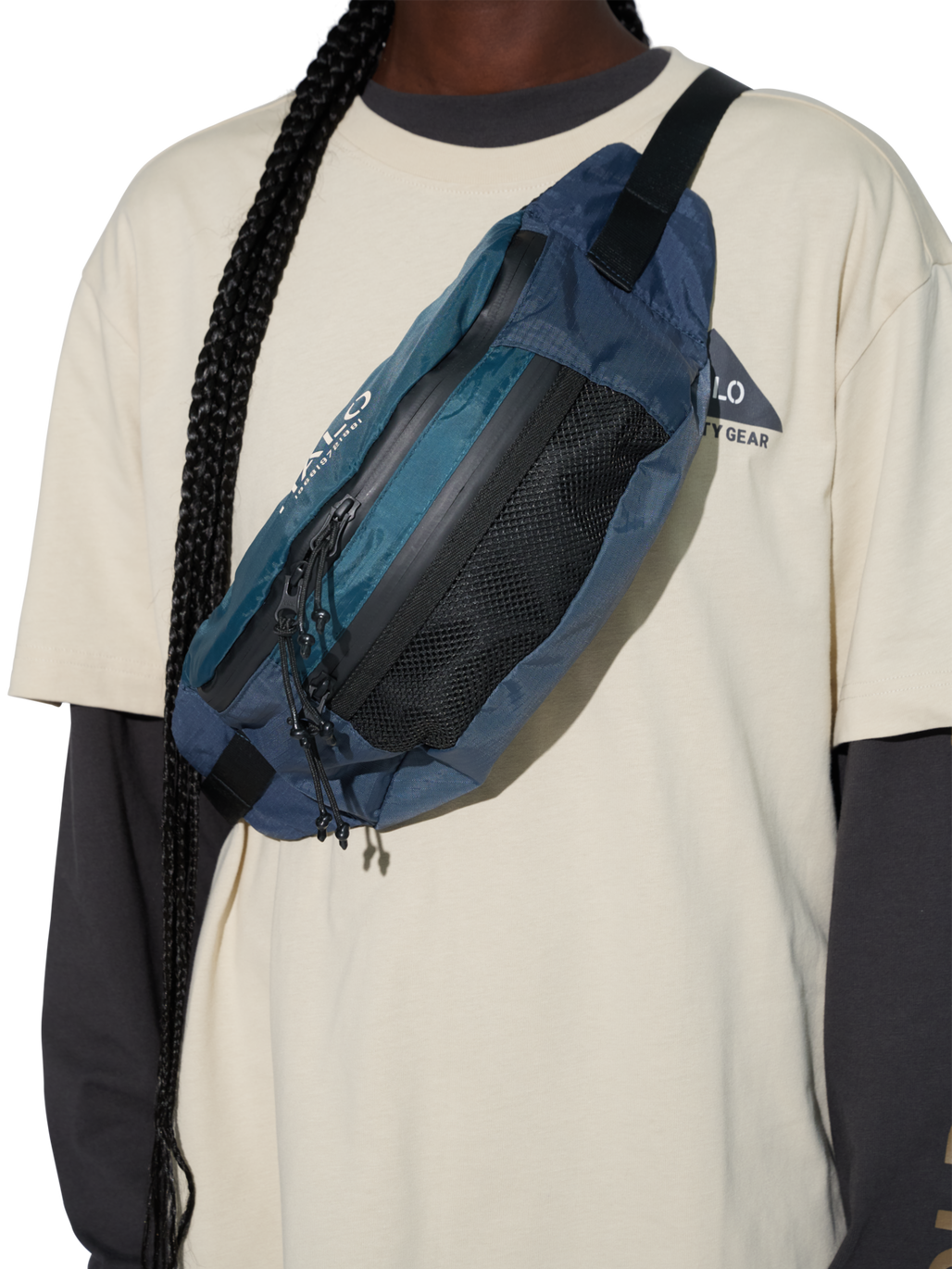 HALO CROSSBODY BAG, BLUE NIGHTS, model