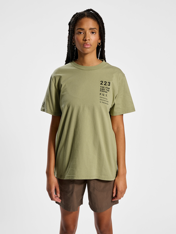 HALO LOGO T-SHIRT, GRAY GREEN, model