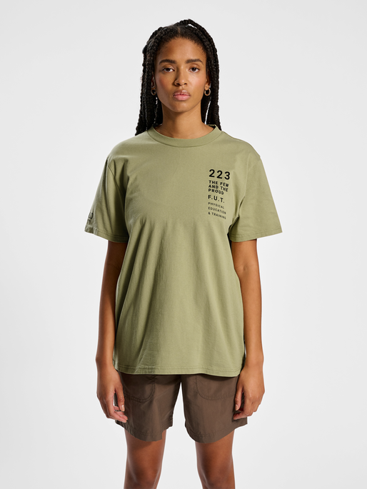 HALO LOGO T-SHIRT, GRAY GREEN, model